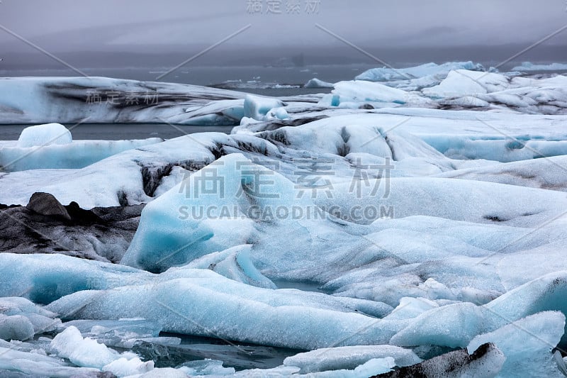 冰山漂浮在Jokulsarlon泻湖