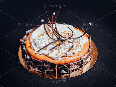黑色背景上的巧克力蛋糕。