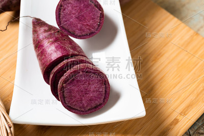 桌子上紫色的红薯