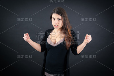 美丽的女人在不同的衣服里有不同的表情
