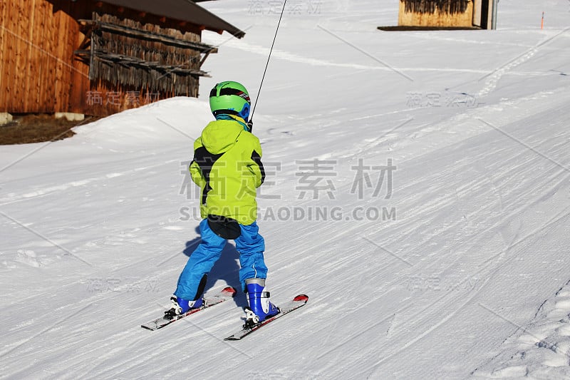 孩子在滑雪缆车上