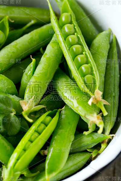 碗里的豌豆荚