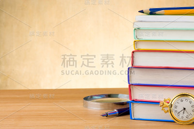 回到学校用品的木材背景