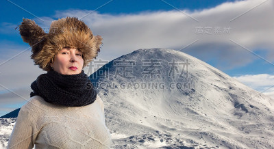 欧洲妇女，戴着传统的带耳罩的毛皮帽子