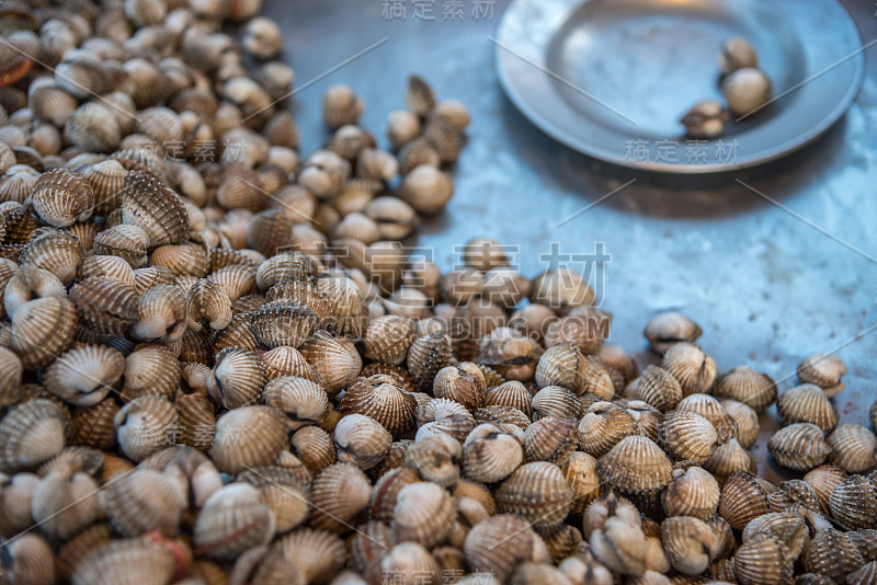 新鲜生贝类在海鲜市场出售，用作煮熟蒸白贝类