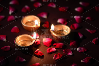 传统的粘土灯在排灯节庆祝期间点燃