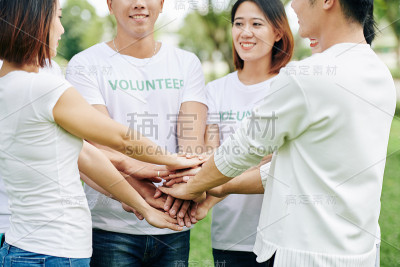 一群志愿者在堆叠双手