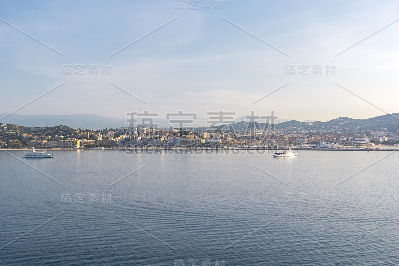 全景，戛纳城市的空中天际线，地中海游艇，海岸线，清晨的戛纳，蓝色海岸，法国