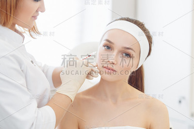 美容师正在做注射器美容注射。