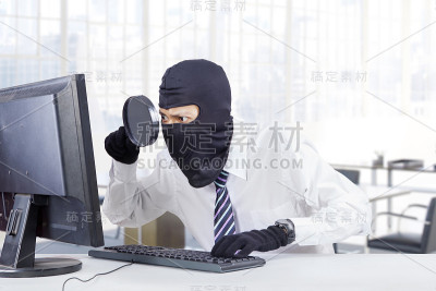 在办公室里寻找信息的黑客