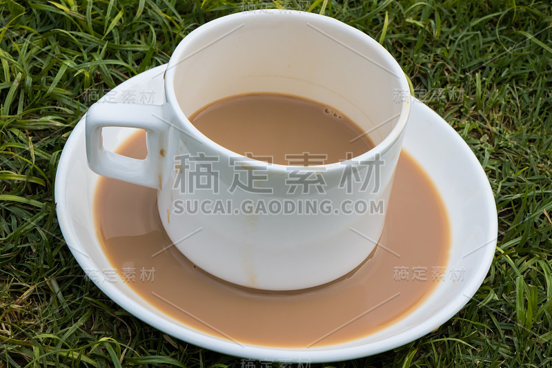 绿色背景的茶杯和茶碟的图像