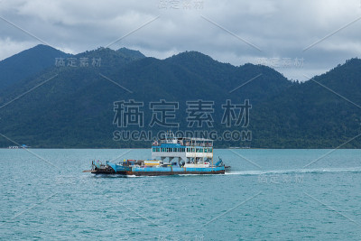 Koh Chang岛渡轮运送人民