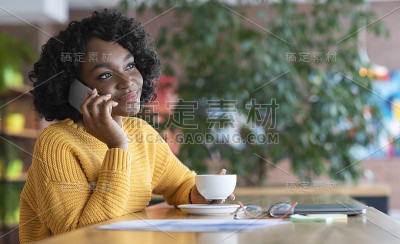 黑人女企业家一边打电话一边喝咖啡
