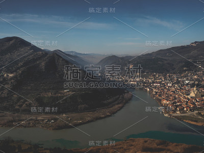 风景优美的河流，山脉和美丽的城市在格鲁吉亚