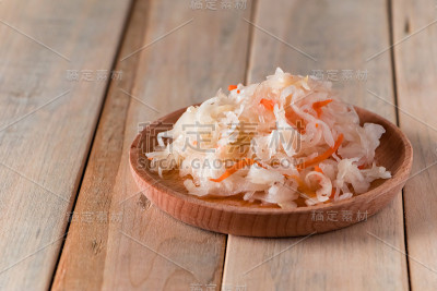 自制的泡菜放在木盘子里。