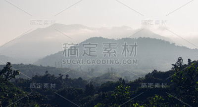 有电线的山脉