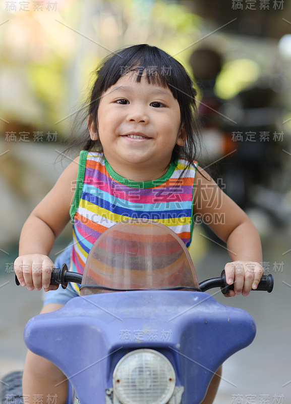 可爱的亚洲女孩玩玩具车