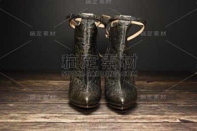 现代蟒蛇皮高跟鞋靴