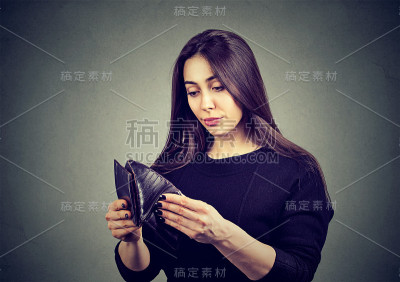 一个没钱的女人。拿着空钱包的女商人