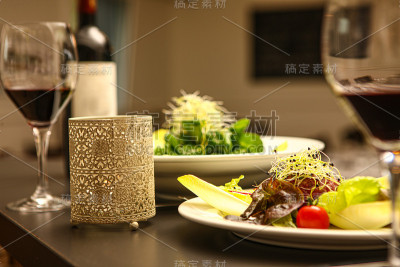 沙拉，红酒和西红柿