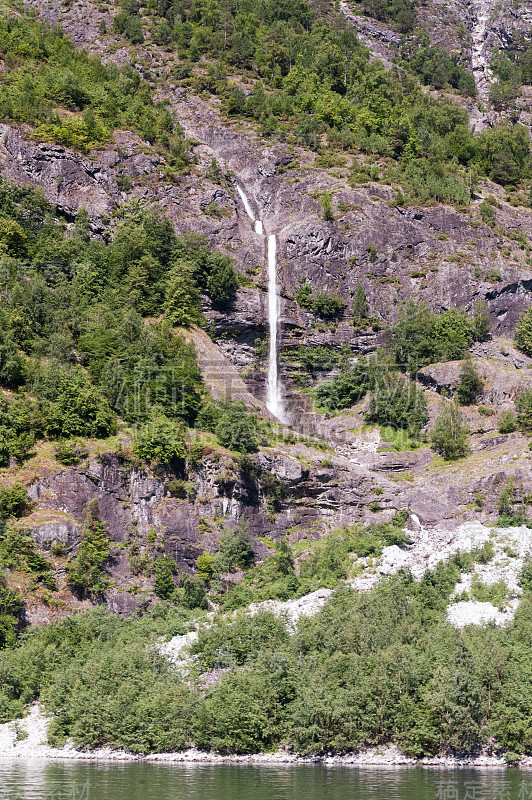 瀑布落在岩石的索格尼峡湾，挪威