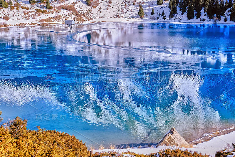 倒影冻结的湖冰山冬季