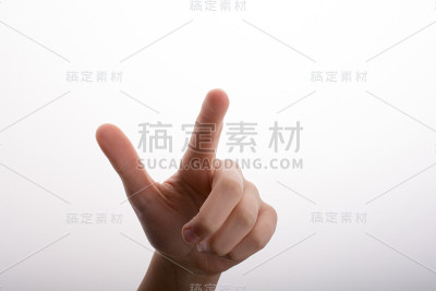 手指出