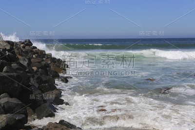 浪击岩石