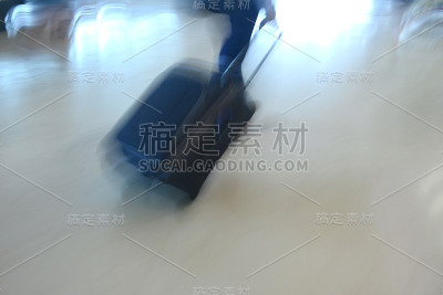 机场有行李箱在动