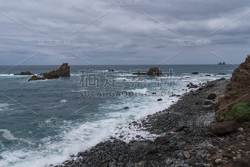 西班牙特内里费岛塔加那地区的罗克德拉斯博德加斯海滩附近的洛斯加利恩斯悬崖和海浪