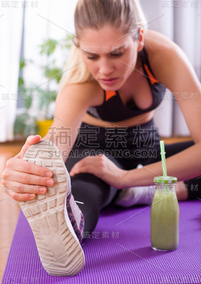 女孩在家锻炼后伸展双腿