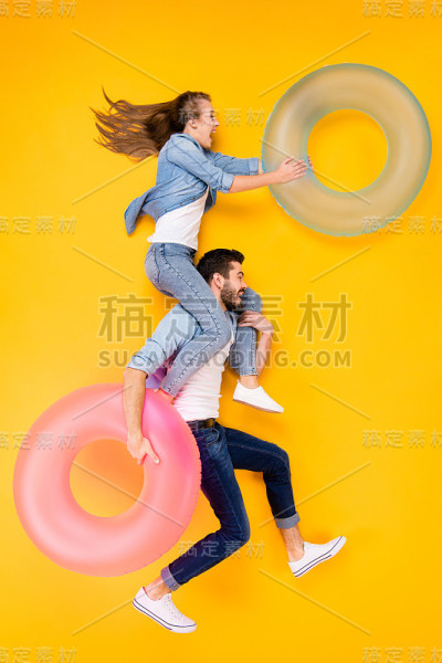 垂直俯视图以上高角度平躺平躺全长身体尺寸视图概念愉快疯狂的伙伴同伴飞行有乐趣孤立在明亮生动的闪耀充满