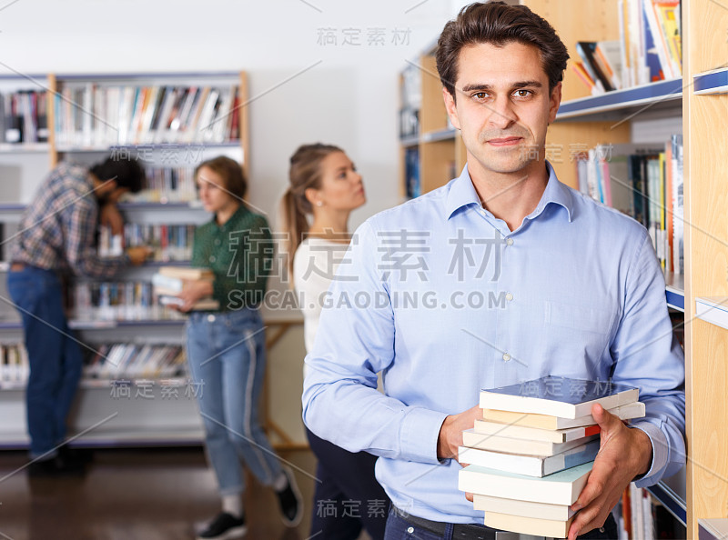站在图书馆的人