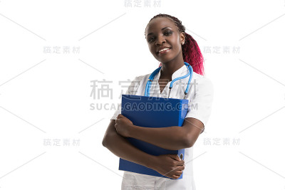 医生站在文件夹旁