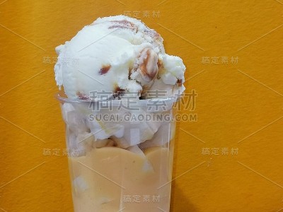 水果沙拉，冰淇淋，蜂蜜和坚果