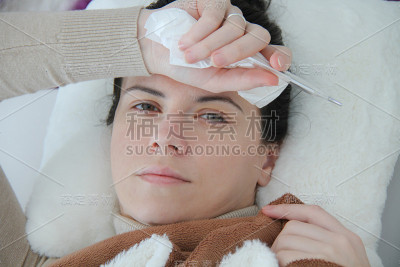 躺在床上的年轻妇女