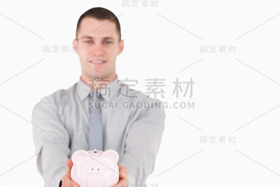 年轻的商人拿着一个存钱罐