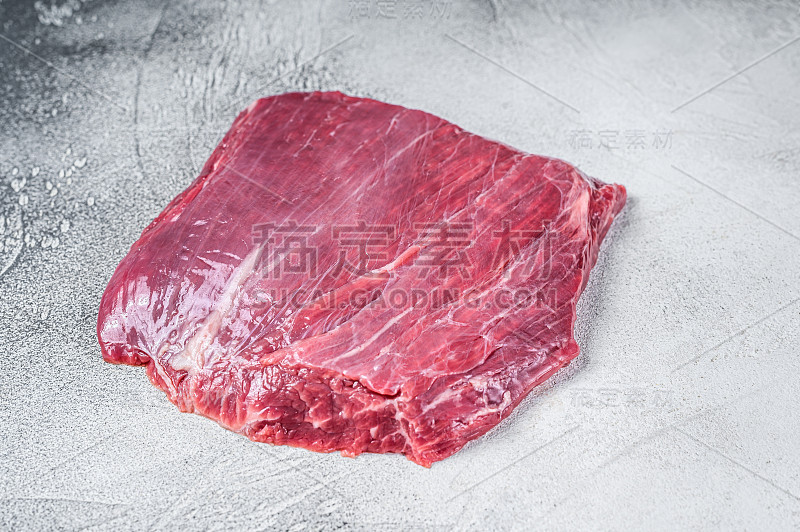 生牛腩或片状牛肉排。白色背景。俯视图