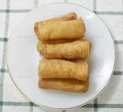 白色盘子里的炸春卷