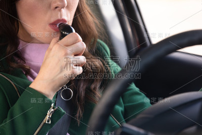 坐在车里接受酒精测试的女人
