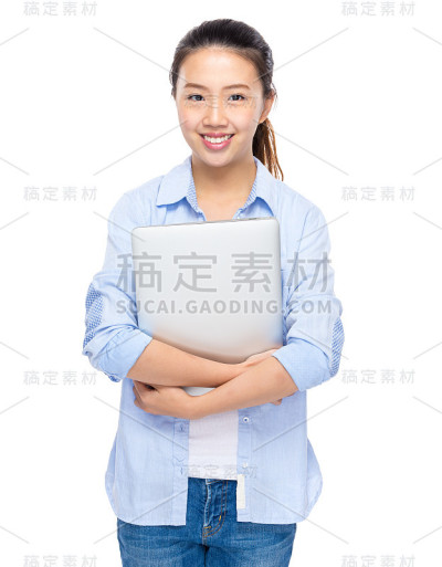 一个拿着笔记本电脑的中国女人