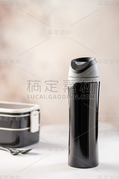 可重复使用的咖啡杯和一个塑料食物容器在明亮的背景上。健康的休息。可重用的器皿。“零浪费”的概念
