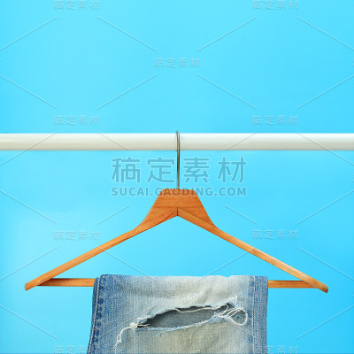 挂着一排蓝色牛仔裤