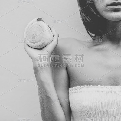 拿着小贝壳的女孩