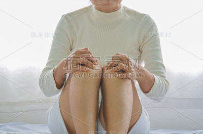 老年妇女膝盖疼痛