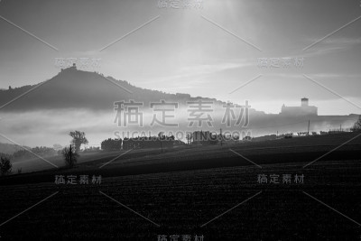 阿西西，田野和薄雾