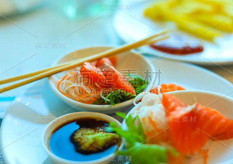 餐桌上的生鱼片是传统的日本料理