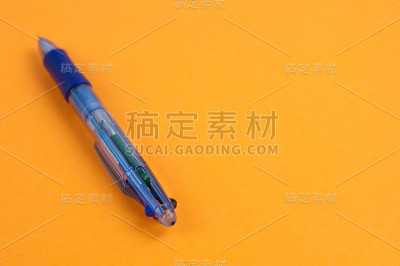一个蓝色透明多色圆点在背景橙色纸与复制空间
