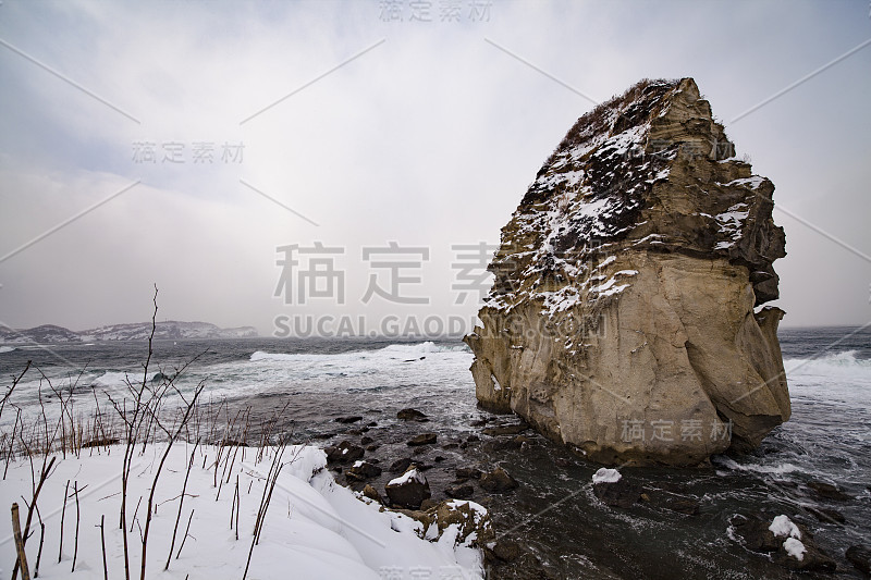 日本北海道小樽——大洋运河上的大型标志性岩石