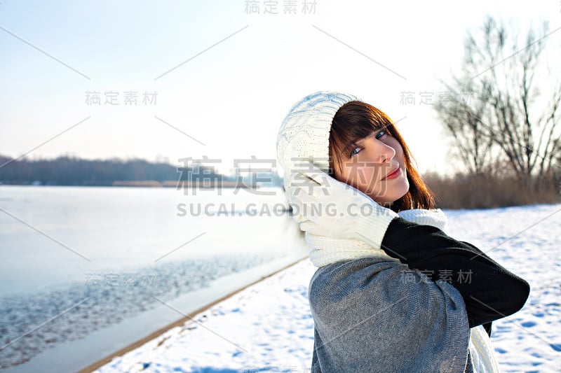 年轻的女人在冬天的外面